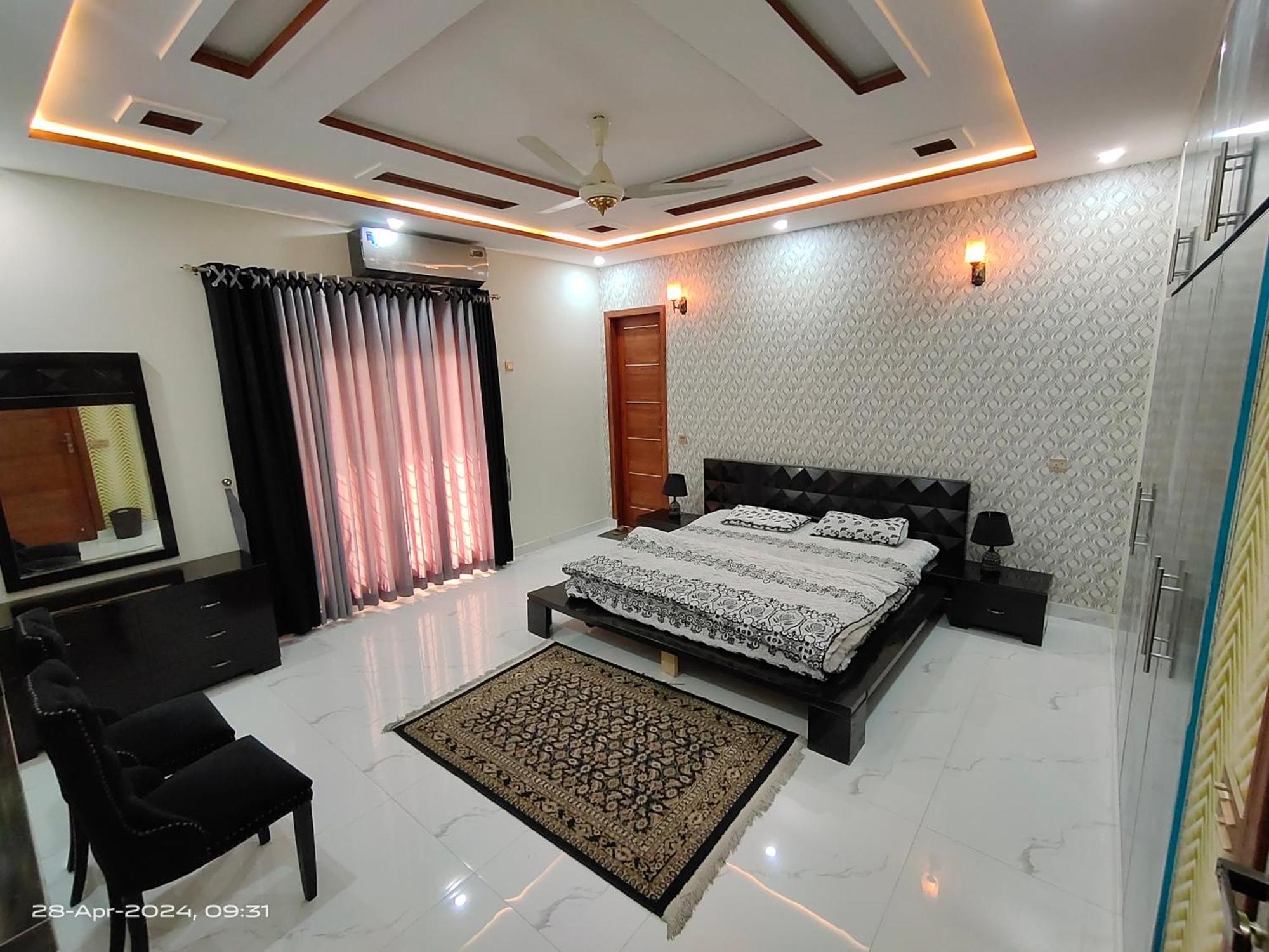 2&3 Bedroom Independent House Valencia Town ลาฮอร์ ภายนอก รูปภาพ